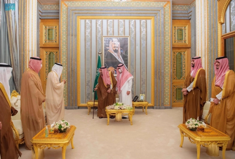 الملك سلمان خلال استقباله أمراء المناطق (واس)