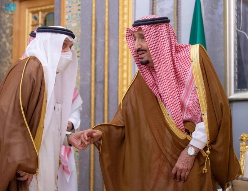 الملك سلمان خلال استقباله أمراء المناطق (واس)