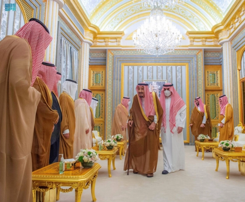 الملك سلمان خلال استقباله أمراء المناطق (واس)