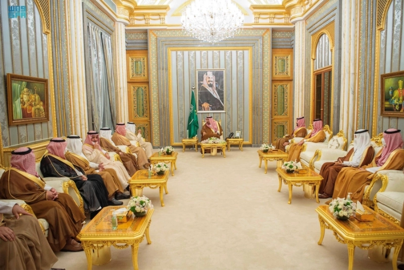 الملك سلمان خلال استقباله أمراء المناطق (واس)