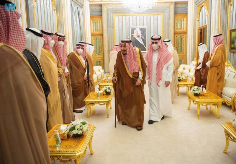 الملك سلمان خلال استقباله أمراء المناطق (واس)