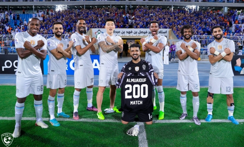احتفال لاعبي الهلال مع الحارس عبدالله المعيوف بعد الفوز على استقلال دوشنبه