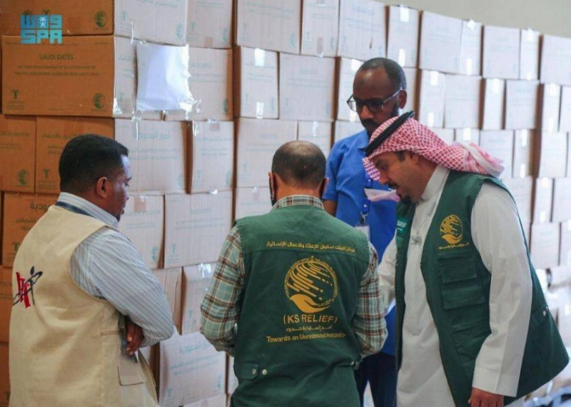 فريق مركز الملك سلمان للإغاثة يسلم الهدية السعودية (واس)