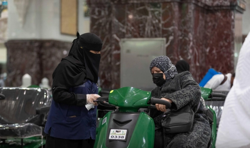 معتمرة تسخدم عربة كهربائية (مكة)