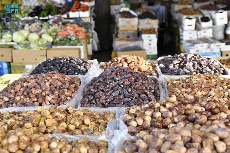 تمور معروضة بأحد الأسواق (مكة)