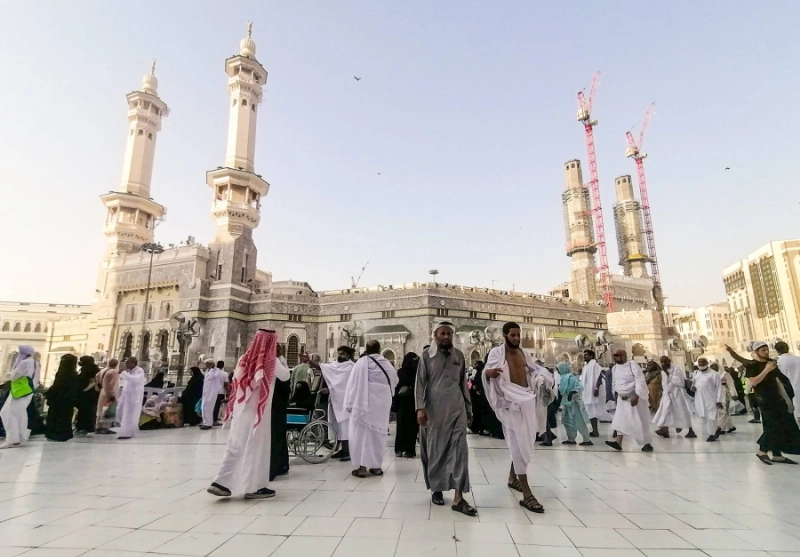 توافد المعتمرين والمصلين إلى المسجد الحرام (أنس الحارثي)