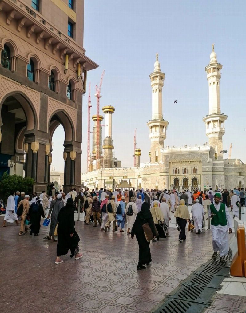 توافد المعتمرين والمصلين إلى المسجد الحرام (أنس الحارثي)