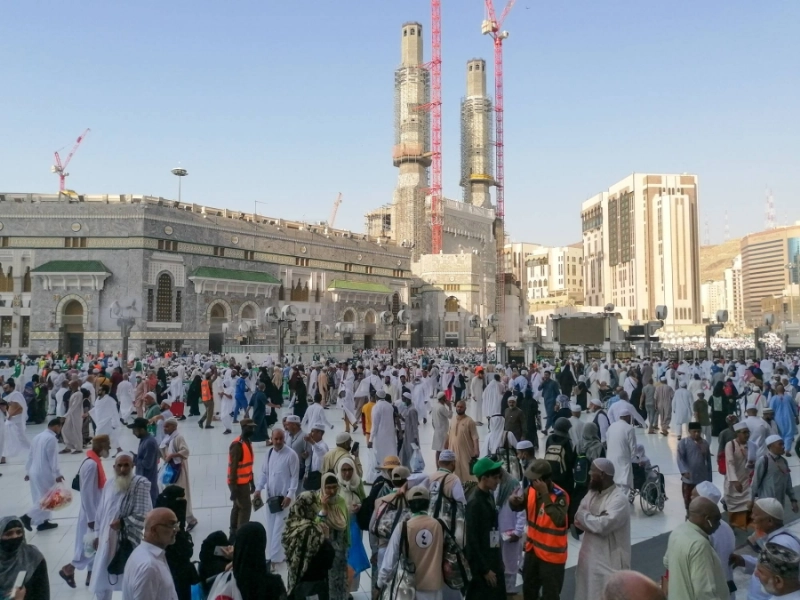 توافد المعتمرين والمصلين إلى المسجد الحرام (أنس الحارثي)