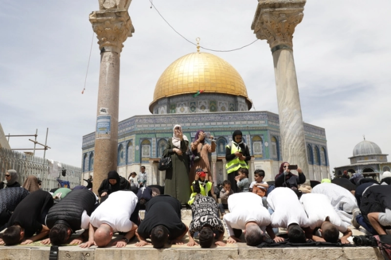 فلسطينيون يصلون في الأقصى رغم استفزازات إسرائيل (د ب ا)
