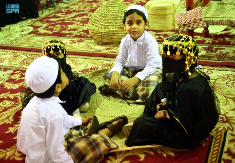 أطفال يرتدون زيا تراثيا (مكة)