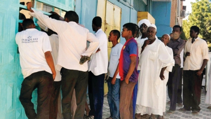 سودانيون يصطفون في انتظار الخبز (مكة)