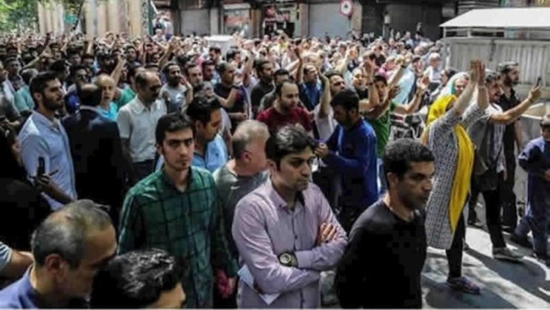 عمال يتظاهرون ضد النهب والفساد