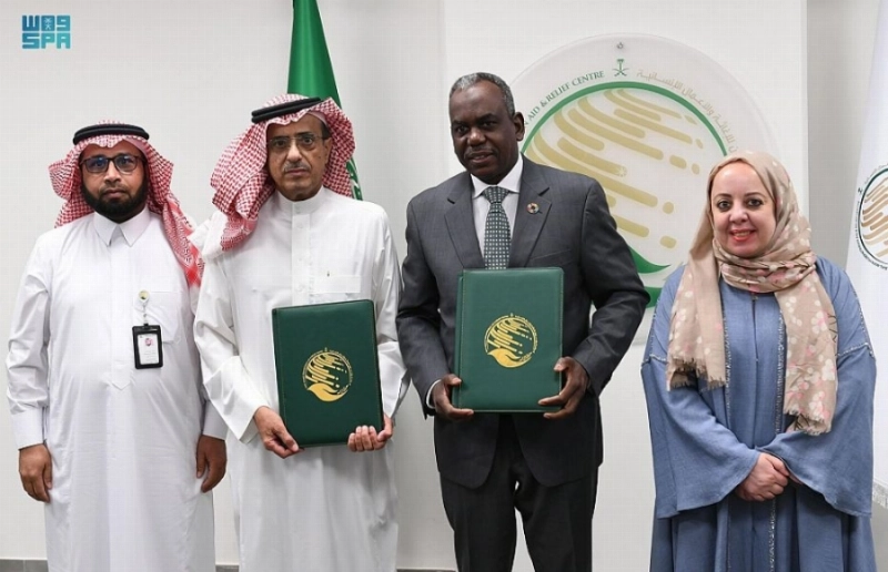 البيز والمسؤول البوركيني لدى توقيع الاتفاقية (واس)