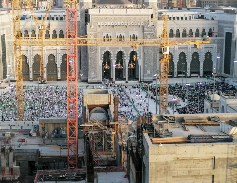 ساحات توسعة المسجد الحرام تمتلئ بالمعتمرين والمصلين في العشر الأواخر من رمضان (أنس الحارثي)
