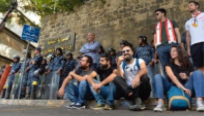 محتجون لبنانيون أمام البرلمان (مكة)