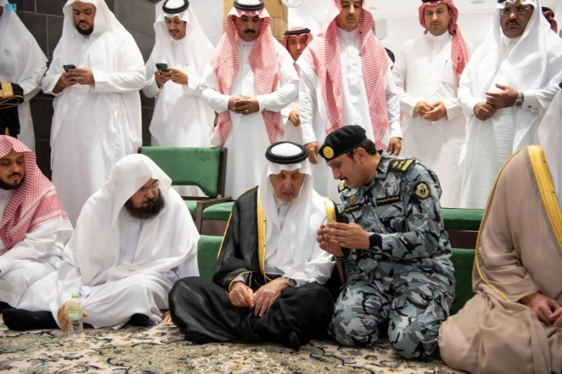 خالد الفيصل عقب الإفطار بالمسجد الحرام (مكة)