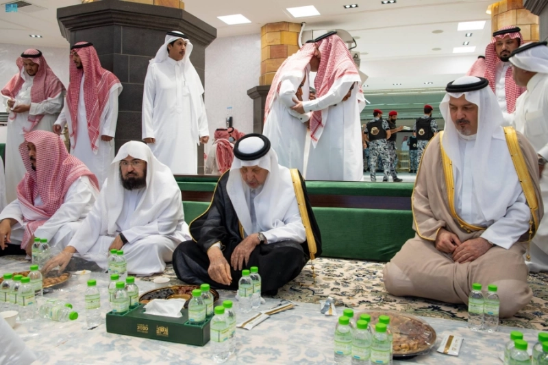 خالد الفيصل خلال تناول طعام الإفطار بالمسجد الحرام أمس (مكة)
