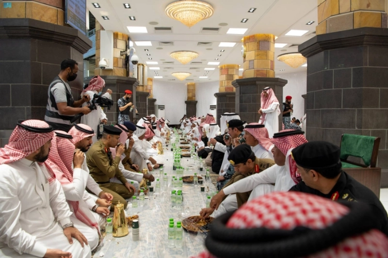 خالد الفيصل يشارك رجال الأمن طعام الإفطار (مكة)