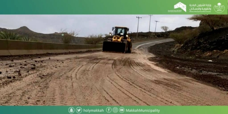 فرق الأمانة خلال رفع الأتربة والآثار الناتجة عن الحالة المطرية (مكة)