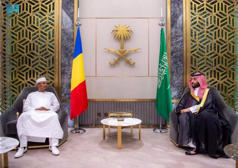 الأمير محمد بن سلمان خلال لقائه محمد إدريس ديبي (واس)