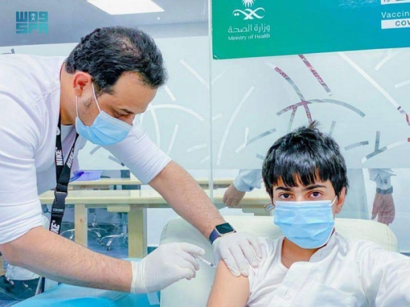 طفل يتلقى إحدى جرعات اللقاح (مكة)