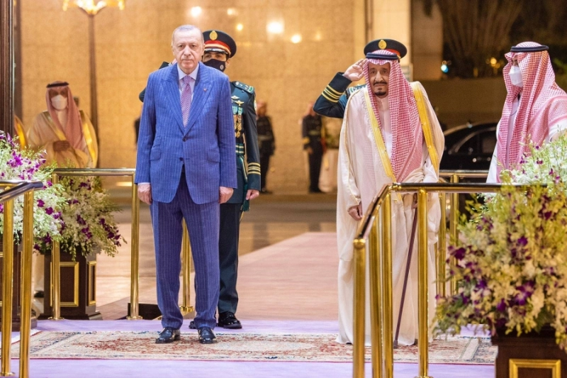 الملك سلمان وإردوغان خلال مراسم الاستقبال