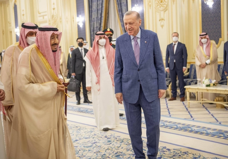 خادم الحرمين والرئيس التركي خلال مراسم الاستقبال في جدة أمس