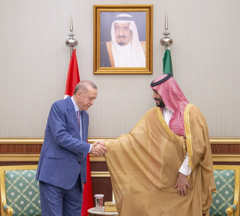 الأمير محمد بن سلمان مصافحا الرئيس إردوغان (واس)