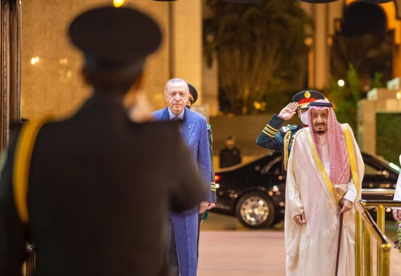 الملك سلمان خلال استقباله الرئيس التركي أمس (واس)