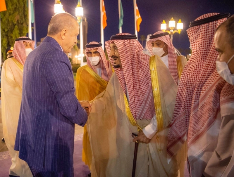 الملك سلمان خلال مراسم الاستقبال