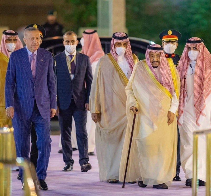 الملك سلمان خلال استقباله الرئيس التركي أمس (واس)