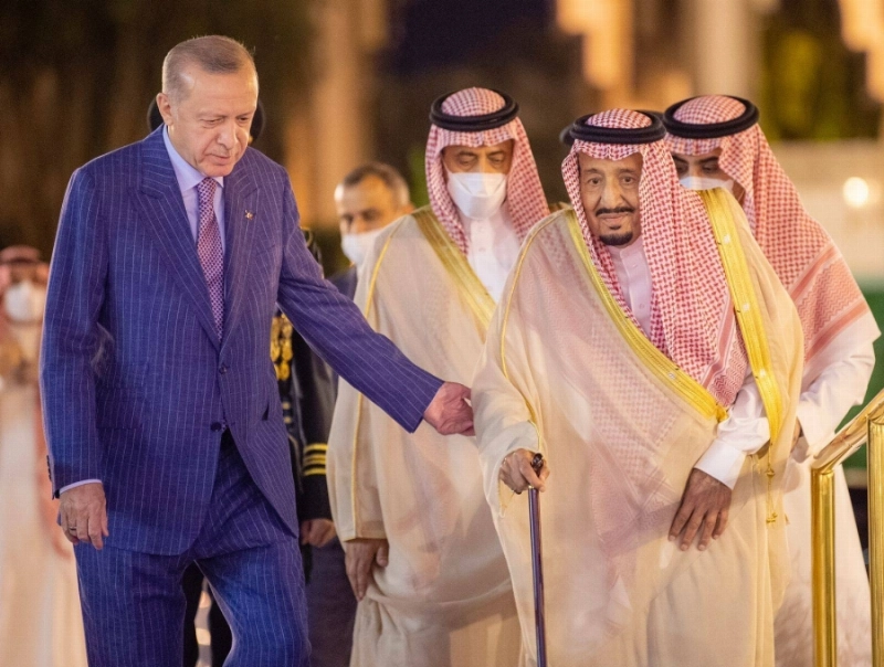 الملك سلمان خلال استقباله الرئيس التركي أمس (واس)