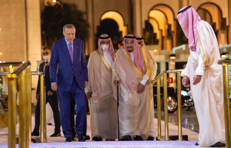 الملك سلمان خلال استقباله الرئيس التركي أمس (واس)