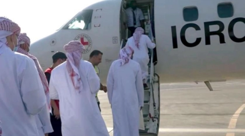 أسرى مفرج عنهم يتجهون إلى طائرة أقلتهم إلى اليمن (مكة)