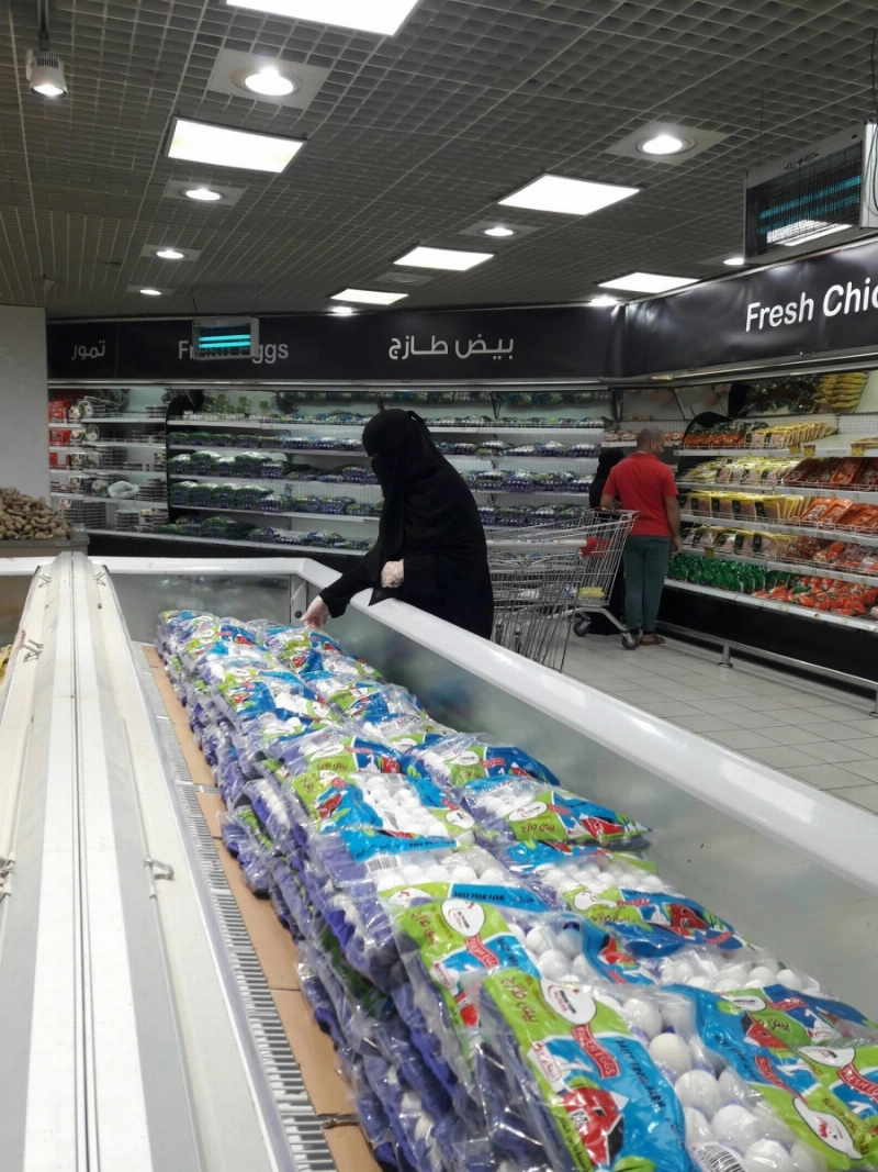 كميات من البيض في أحد أسواق جدة