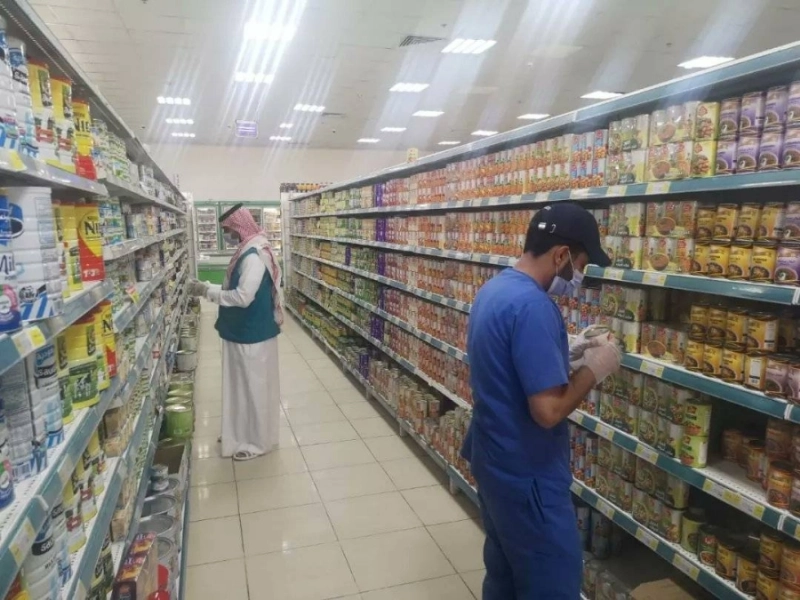 من جولات فرق الأمانة على المحال التجارية (مكة)