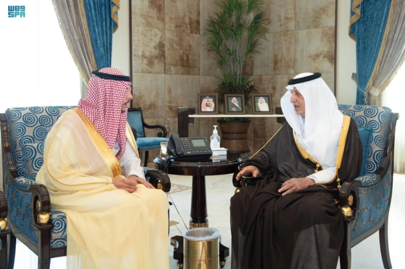 خالد الفيصل خلال استقباله سعود بن نهار (مكة)
