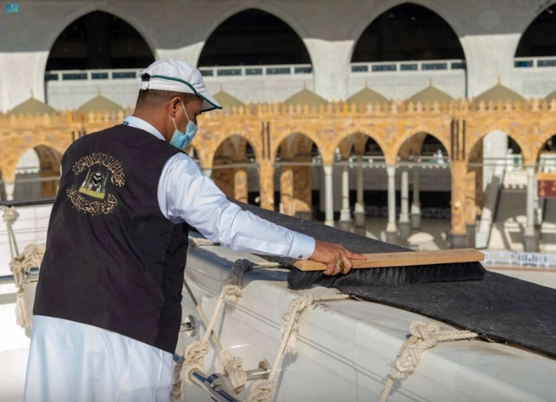 من أعمال تنظيف كسوة الكعبة (مكة)