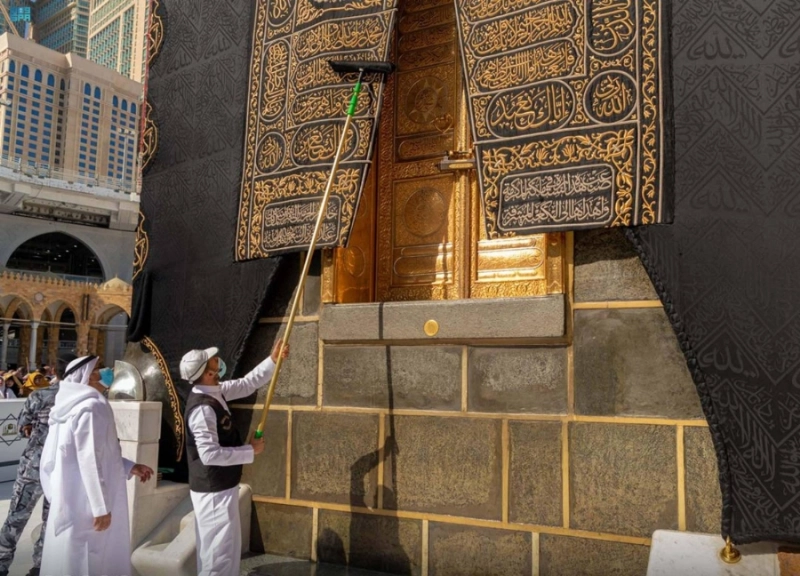 من أعمال تنظيف ثوب الكعبة المشرفة (مكة)