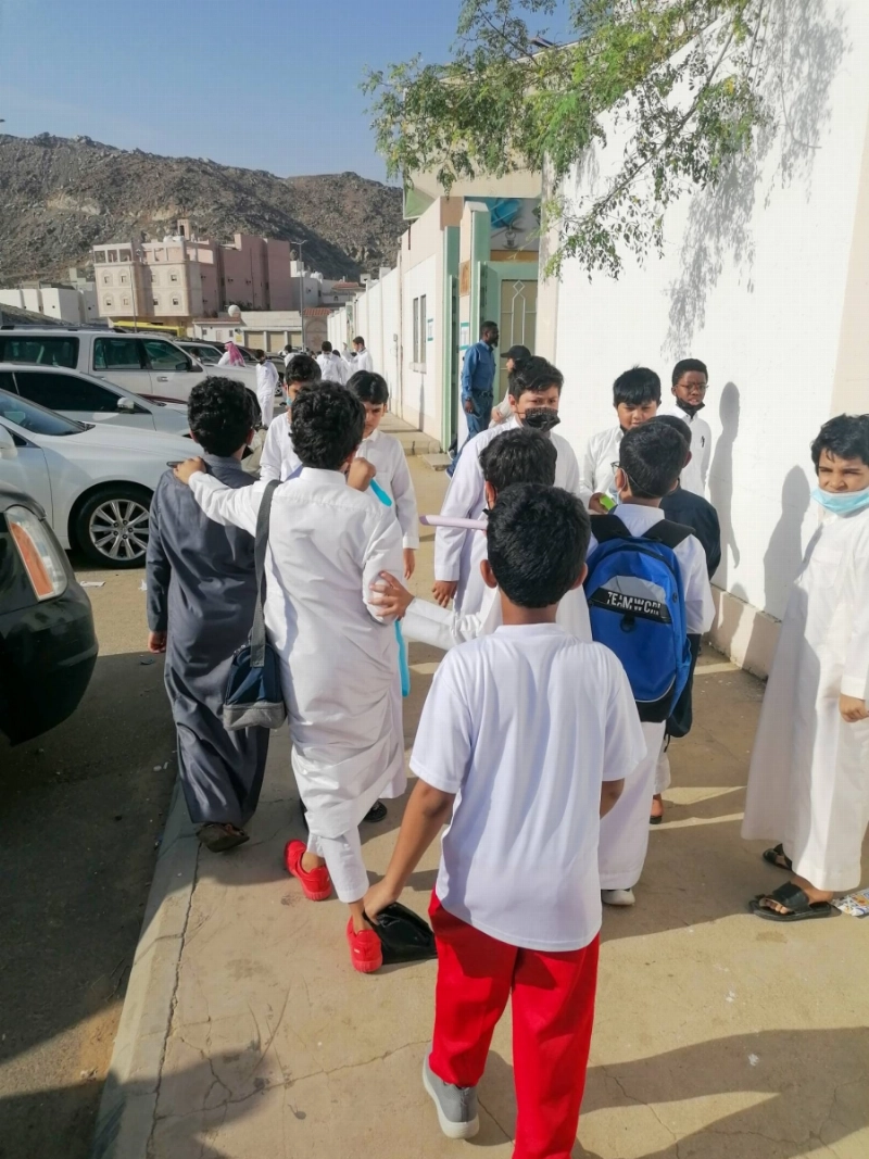 طلاب إحدى المدارس بعد العودة من الإجازة (أنس الحارثي)