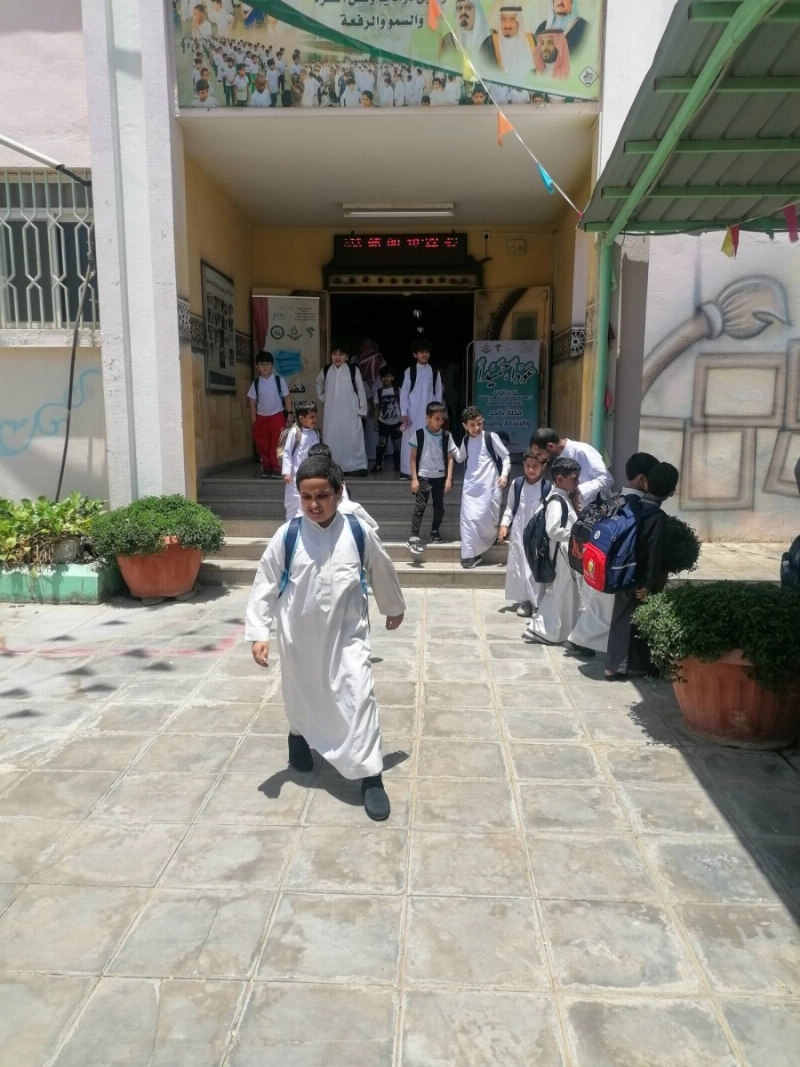 طلاب إحدى المدارس بعد العودة من الإجازة (أنس الحارثي)