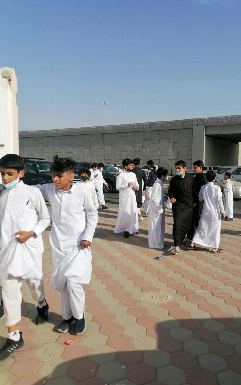طلاب إحدى المدارس بعد العودة من الإجازة (أنس الحارثي)