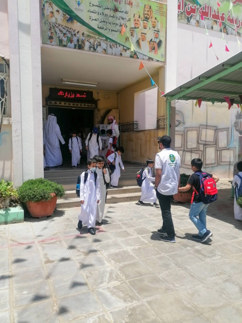 طلاب إحدى المدارس بعد العودة من الإجازة (أنس الحارثي)
