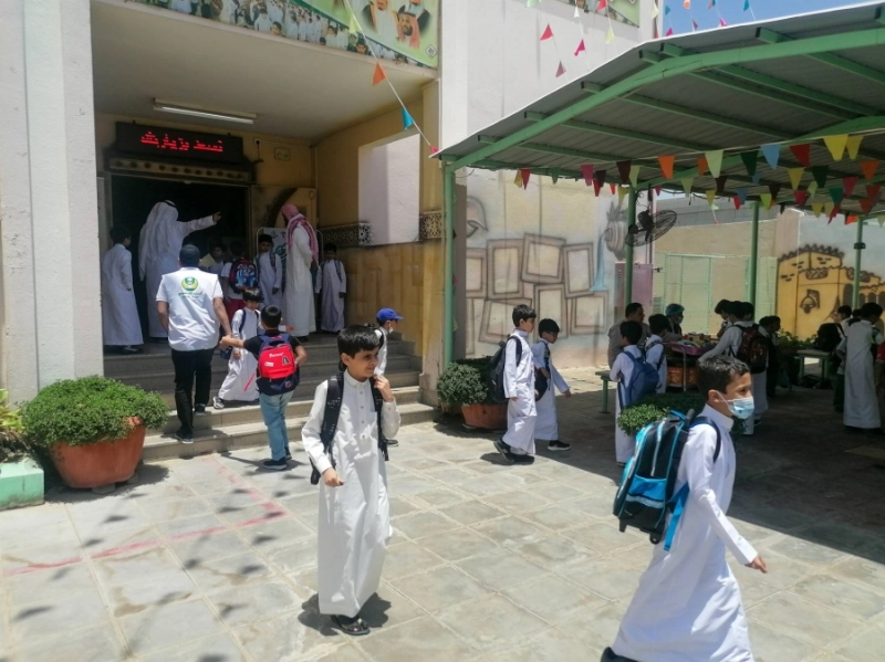 طلاب إحدى المدارس بعد العودة من الإجازة (أنس الحارثي)