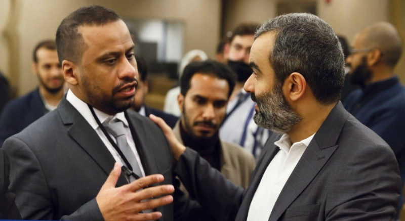 السواحة خلال حديثه مع أحد المبتعثين