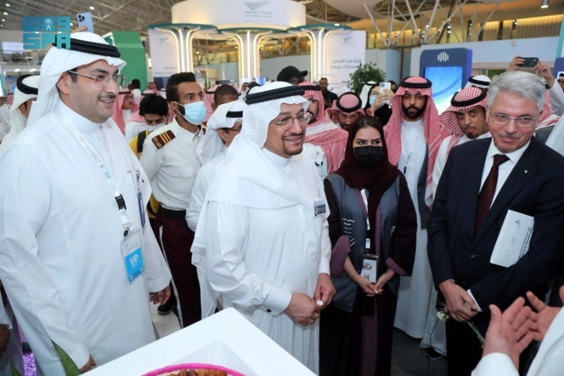 حمد آل الشيخ خلال تجوله بالمعرض (مكة)
