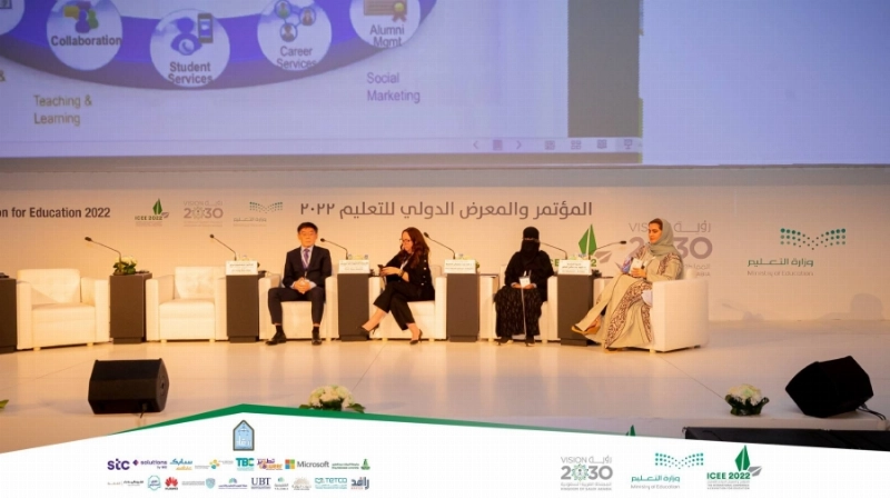 جانب من الجلسة الحوارية (مكة)