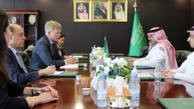 السفير آل جابر يلتقي المبعوث الأممي (مكة)
