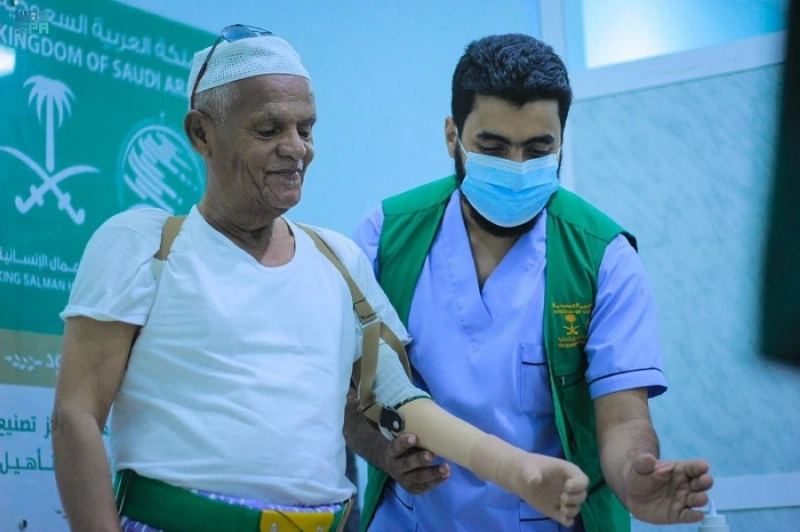 طبيب يساعد مسنا فقد يده (واس)