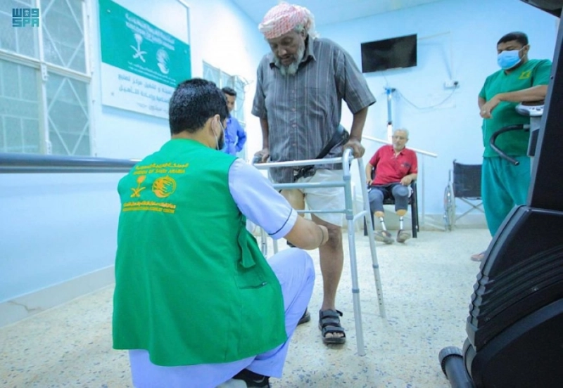طبيب يعالج أحد المرضى
